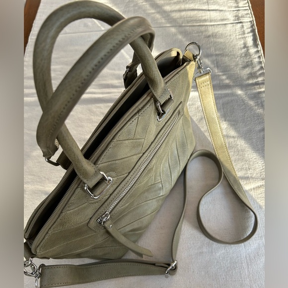 Bueno Brahmin-Style chevron designed front bag. Doublehandle & crossbody strap. - Picture 2 of 11